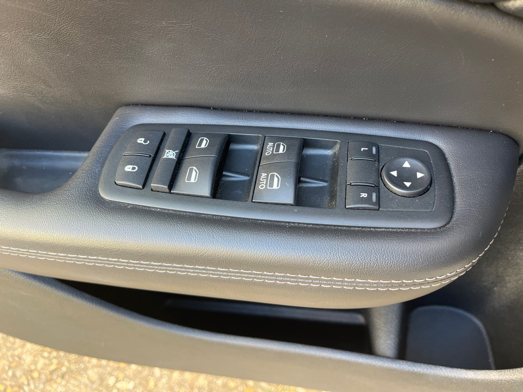 2015 Chrysler 200 Image 24