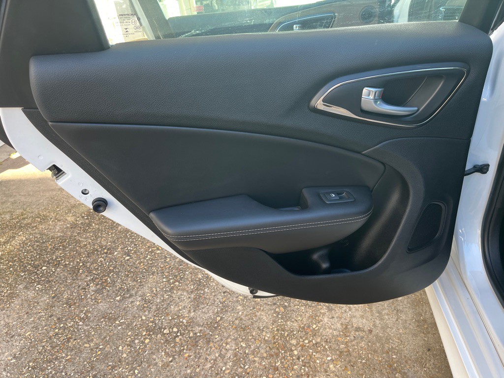 2015 Chrysler 200 Image 26