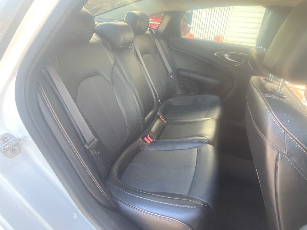 2015 Chrysler 200 Image 30