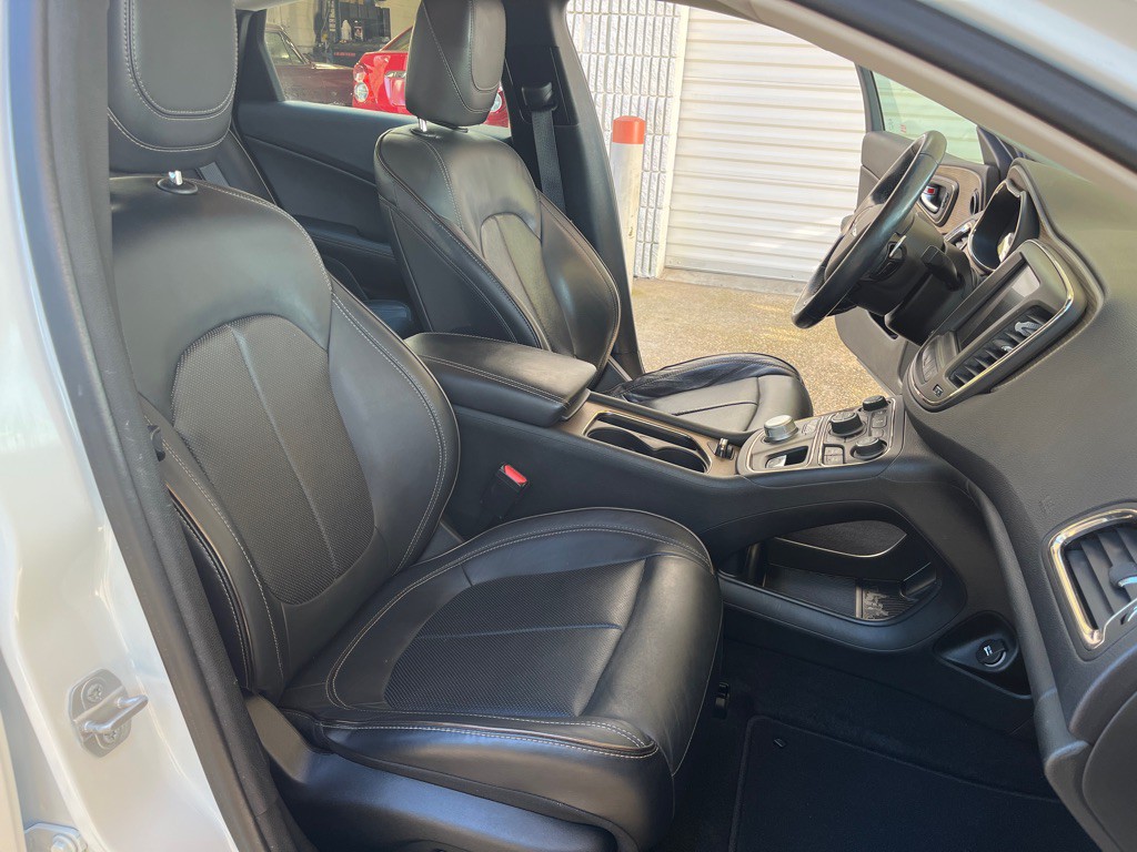 2015 Chrysler 200 Image 31