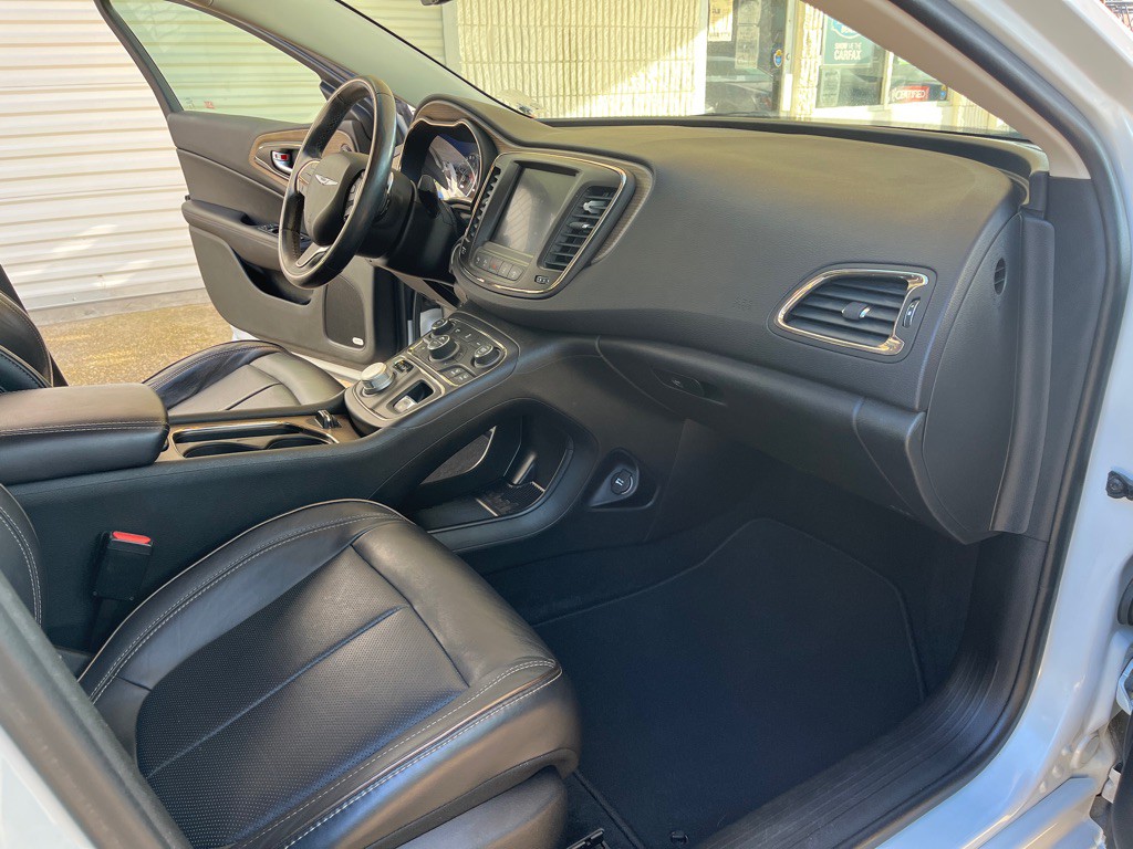 2015 Chrysler 200 Image 32