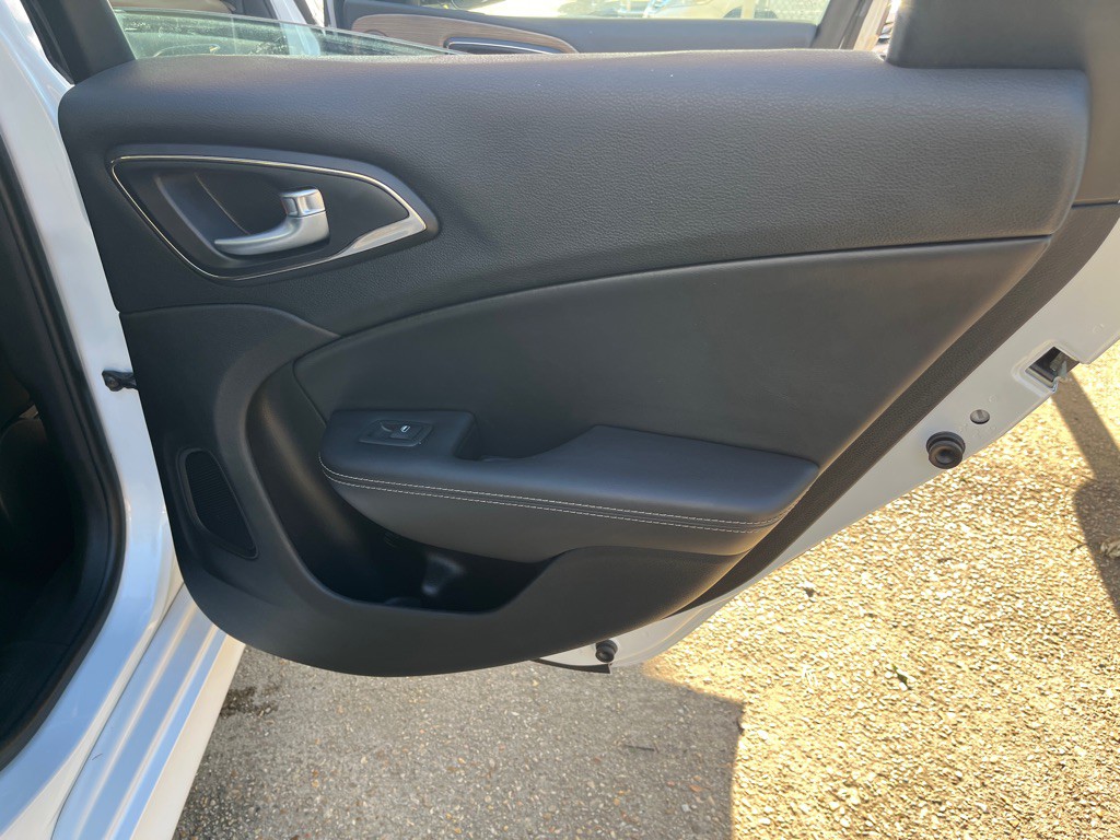 2015 Chrysler 200 Image 33