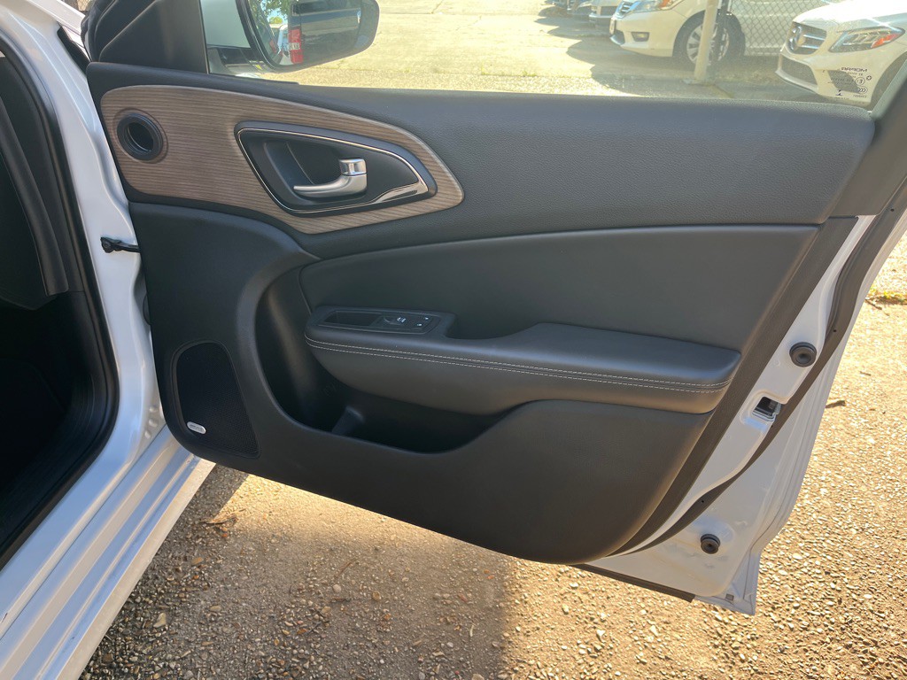 2015 Chrysler 200 Image 34