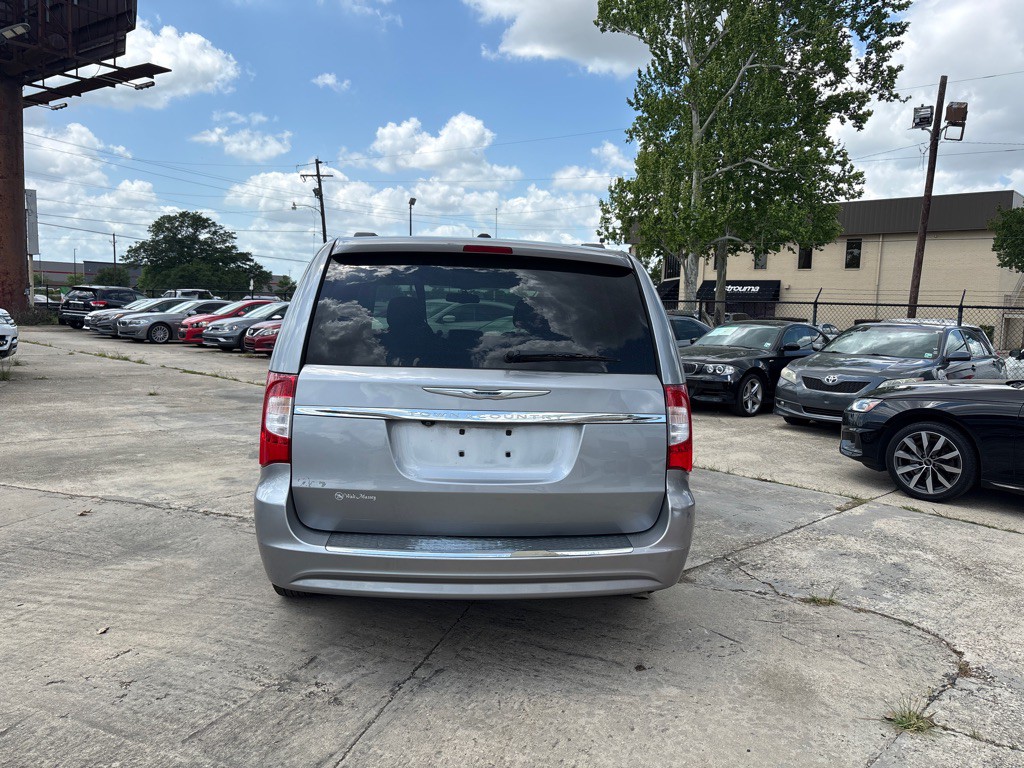 2015 Chrysler Town & Country Image 4