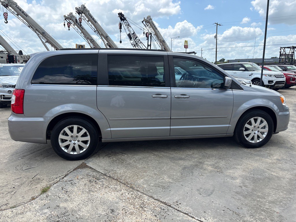 2015 Chrysler Town & Country Image 6