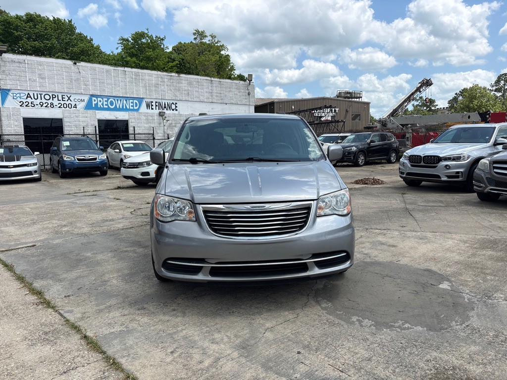 2015 Chrysler Town & Country Image 8