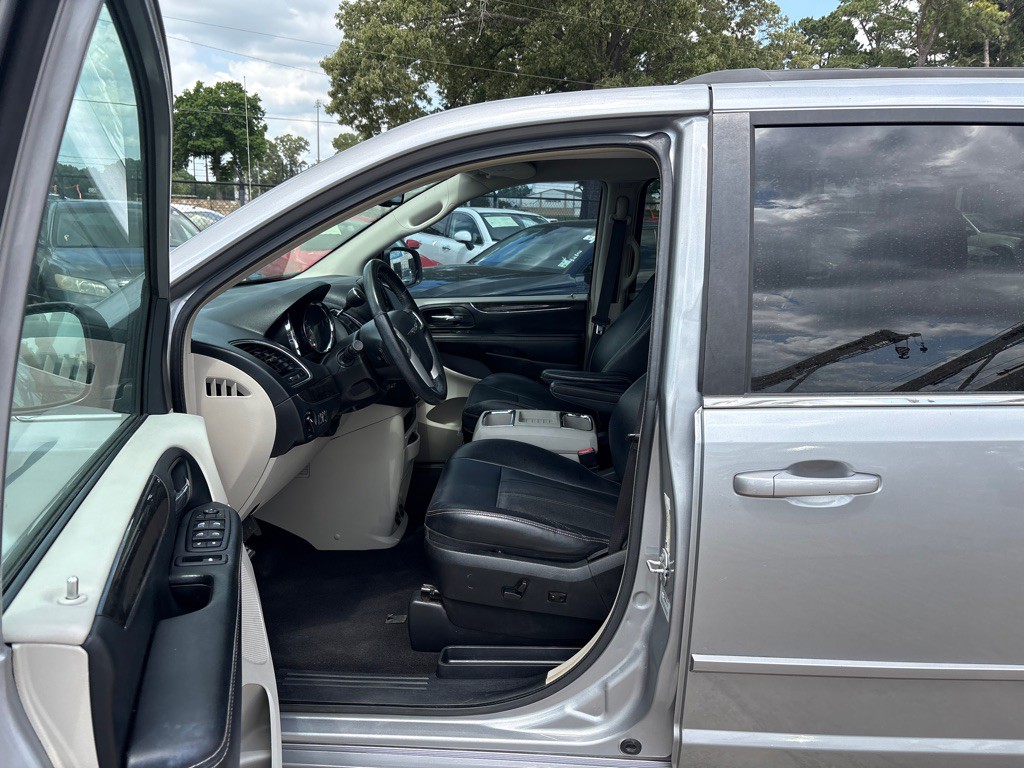 2015 Chrysler Town & Country Image 9