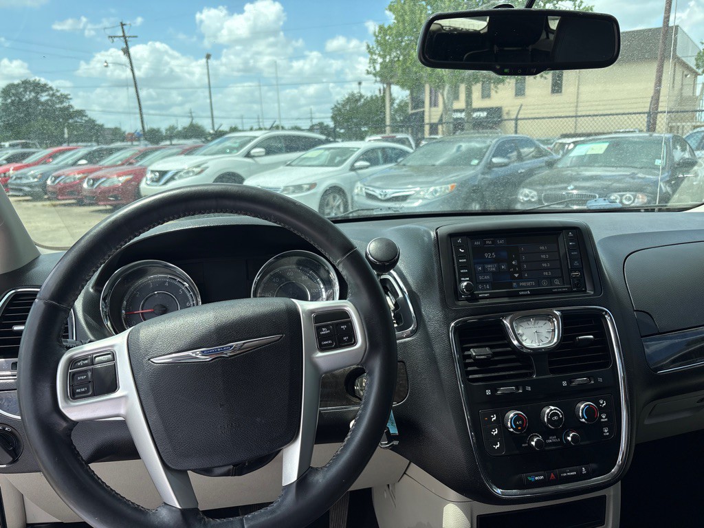 2015 Chrysler Town & Country Image 10