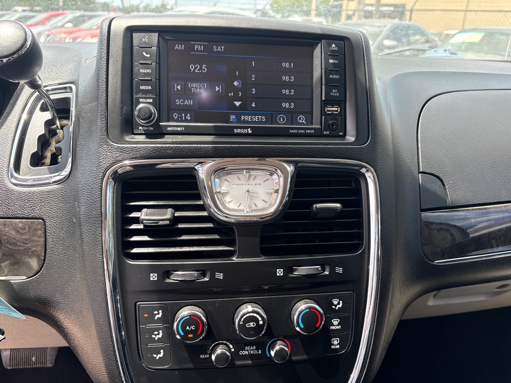 2015 Chrysler Town & Country Image 11