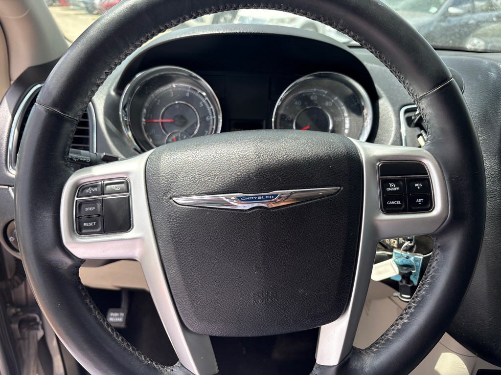 2015 Chrysler Town & Country Image 12