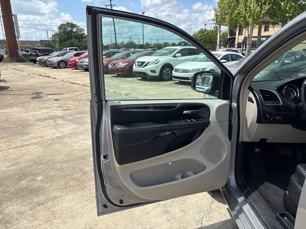 2015 Chrysler Town & Country Image 13