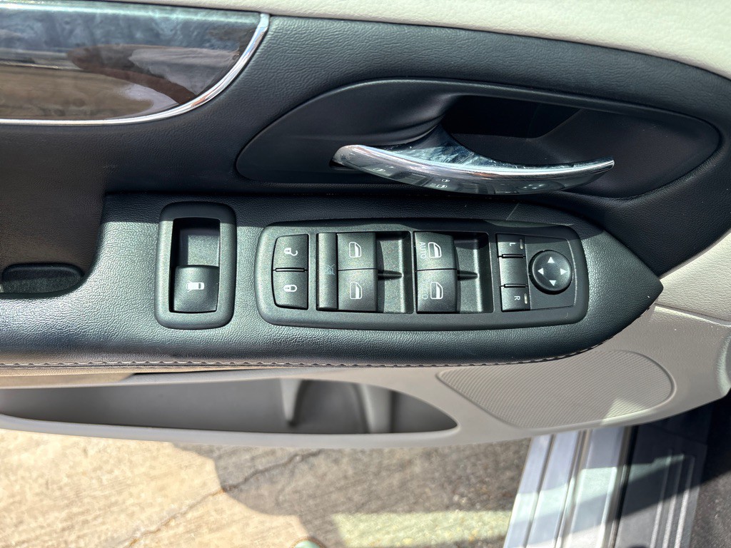 2015 Chrysler Town & Country Image 14