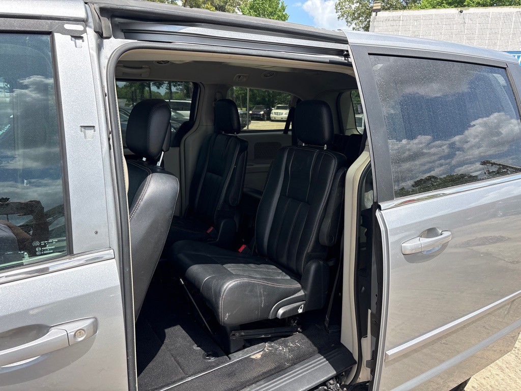 2015 Chrysler Town & Country Image 15