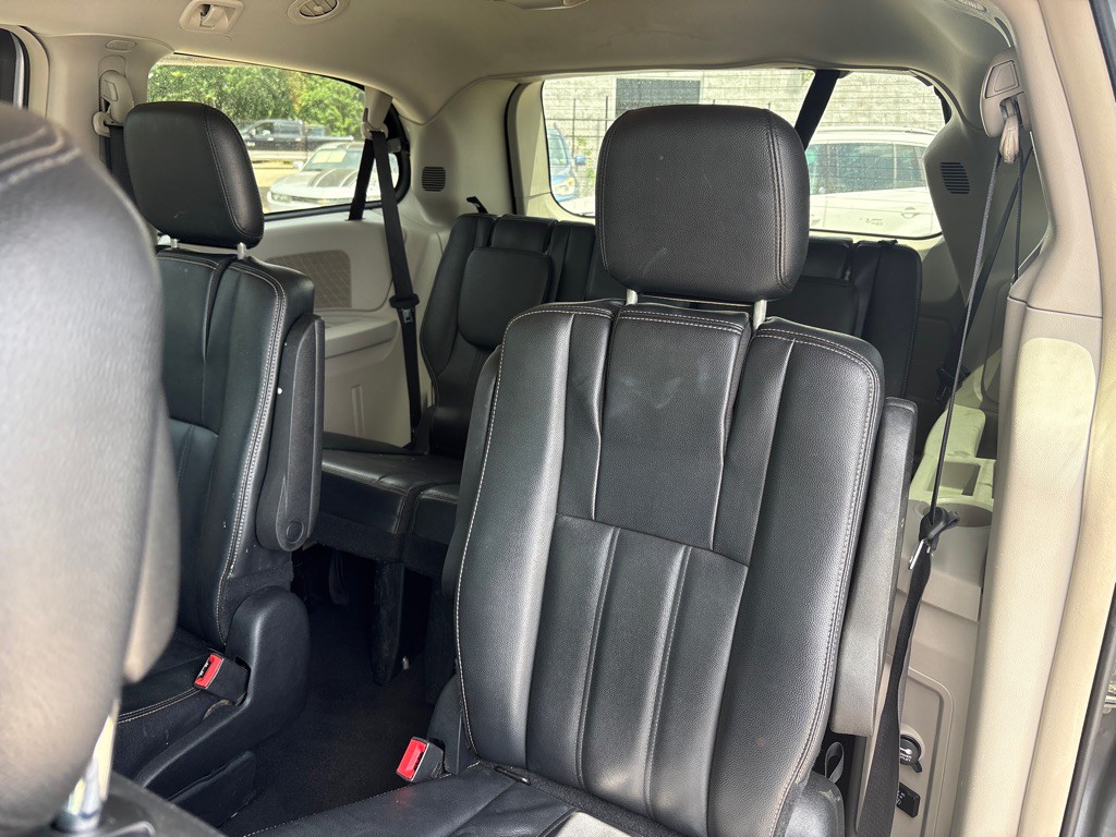 2015 Chrysler Town & Country Image 16