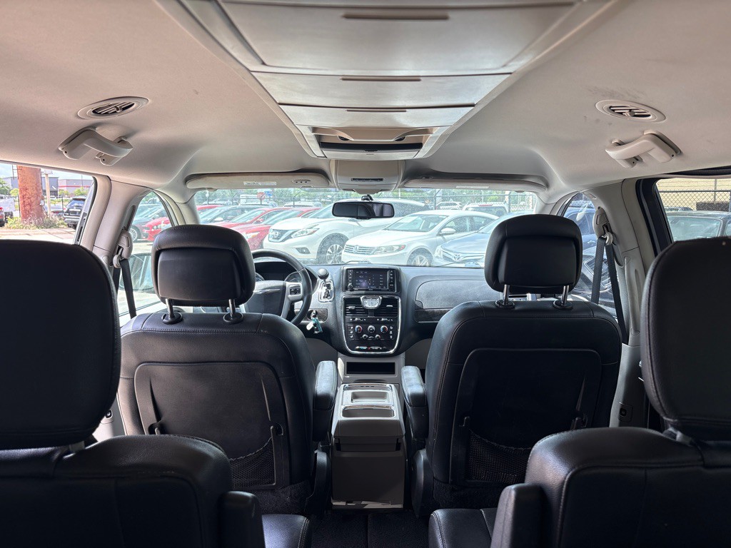 2015 Chrysler Town & Country Image 17