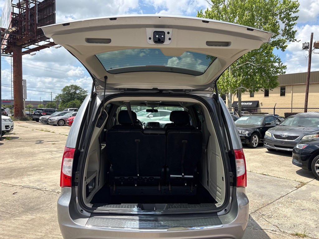 2015 Chrysler Town & Country Image 21