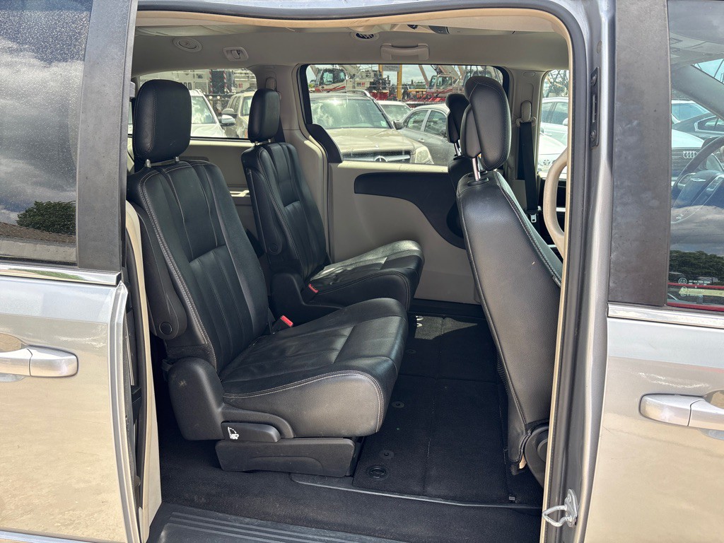 2015 Chrysler Town & Country Image 22