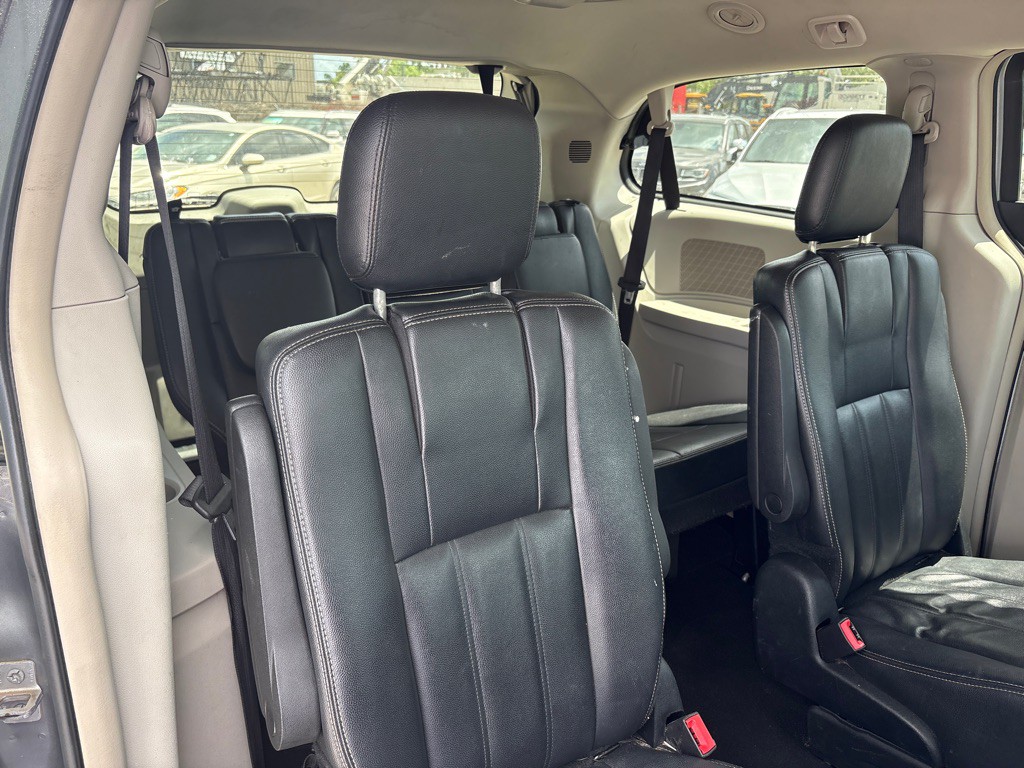 2015 Chrysler Town & Country Image 23