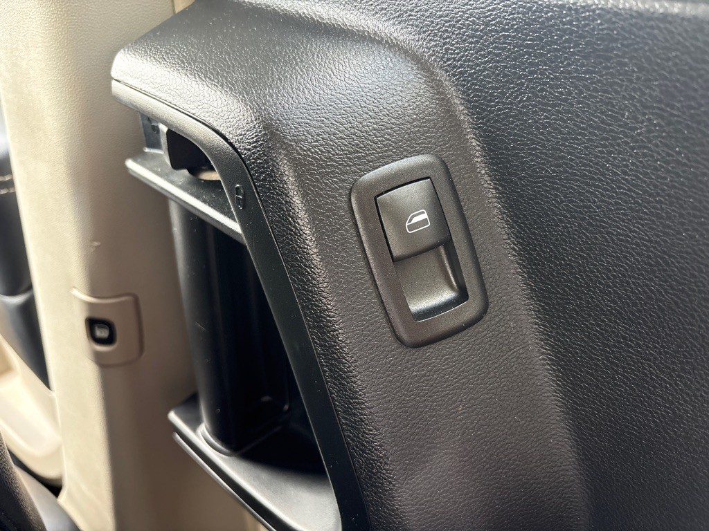 2015 Chrysler Town & Country Image 24