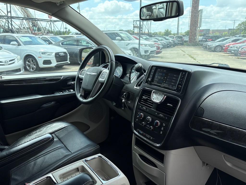 2015 Chrysler Town & Country Image 26