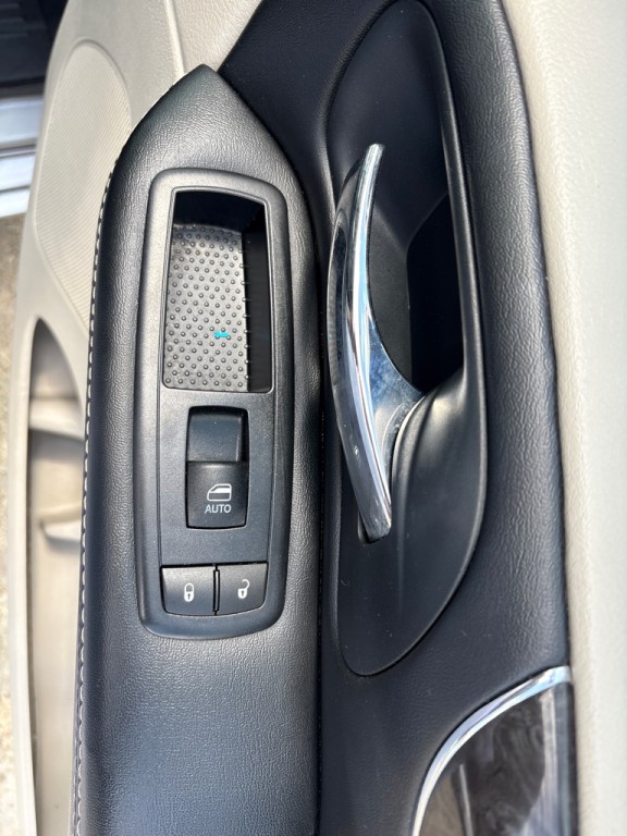 2015 Chrysler Town & Country Image 28