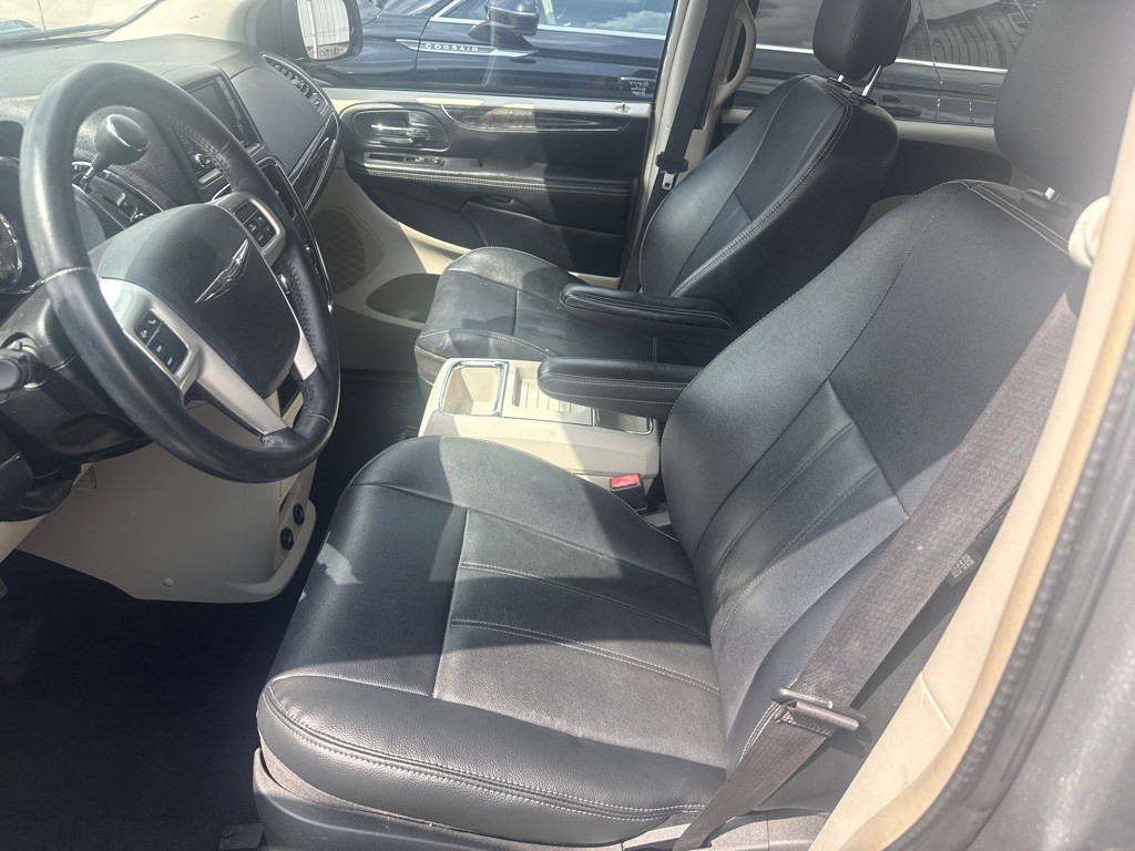 2015 Chrysler Town & Country Image 37
