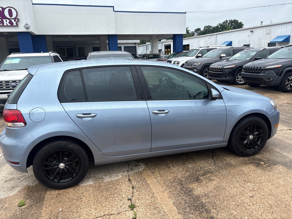 2011 Volkswagen Golf Image 2