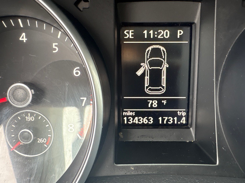 2011 Volkswagen Golf Image 12