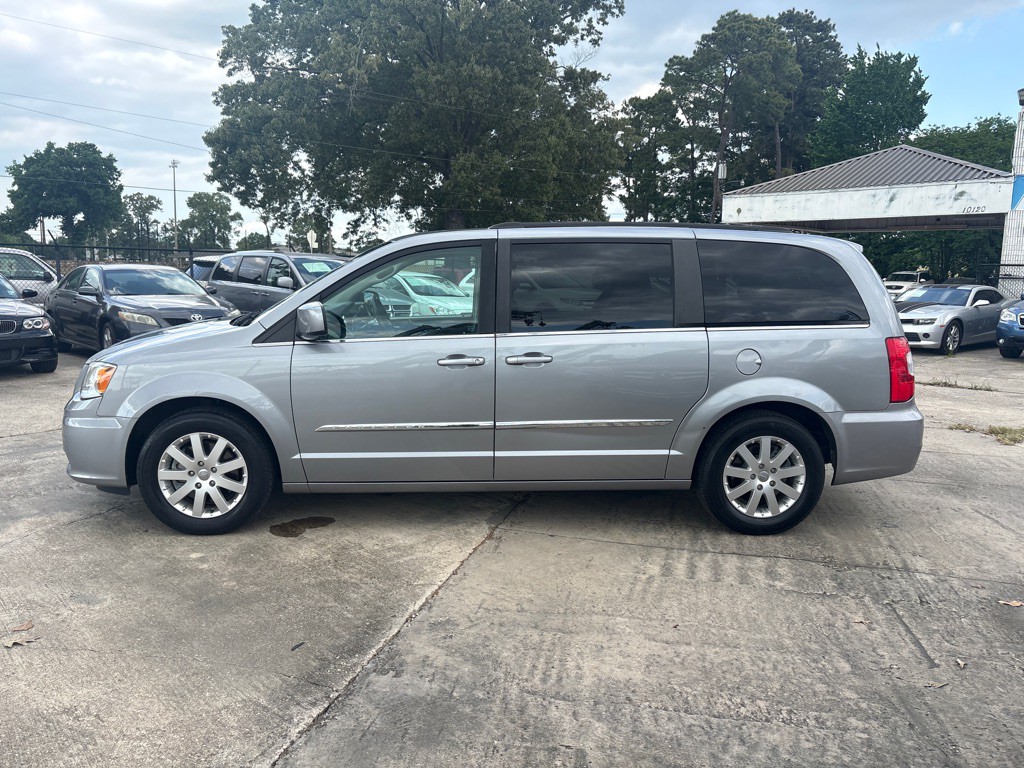 2015 Chrysler Town & Country Image 2