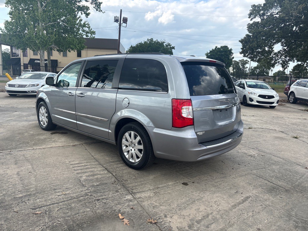 2015 Chrysler Town & Country Image 3