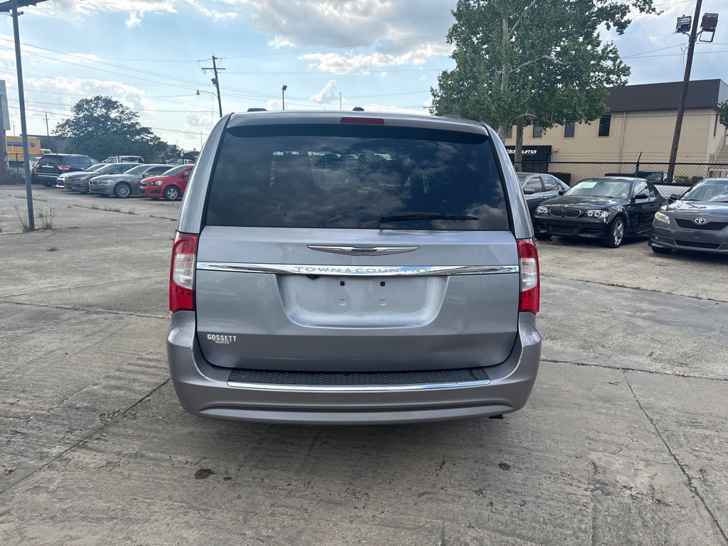 2015 Chrysler Town & Country Image 4