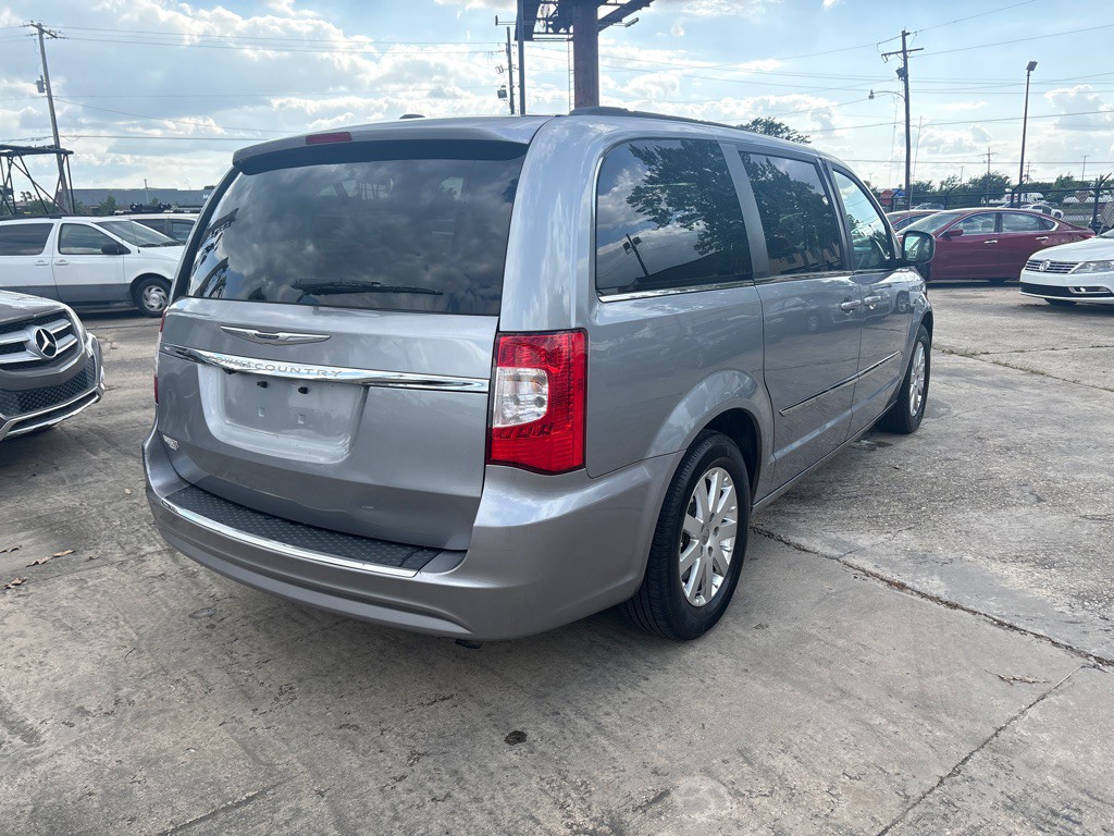 2015 Chrysler Town & Country Image 5