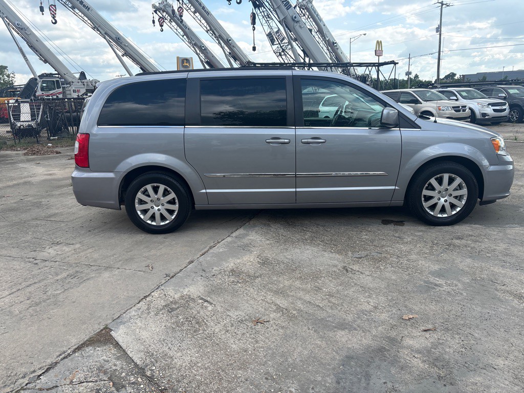 2015 Chrysler Town & Country Image 6