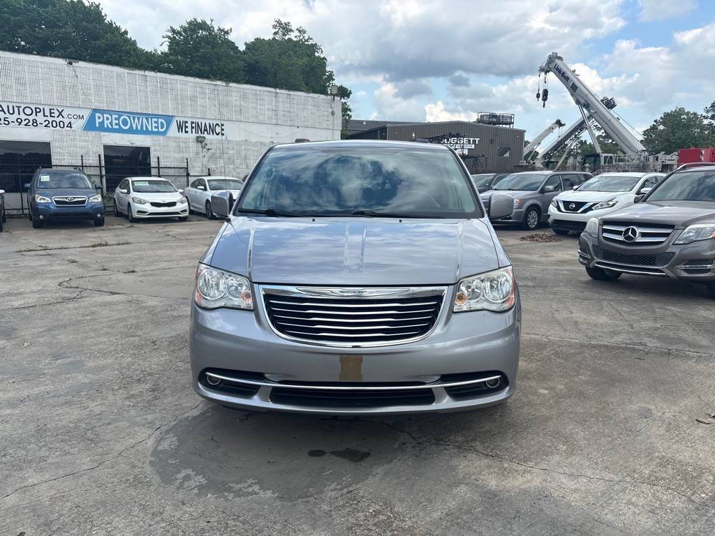 2015 Chrysler Town & Country Image 8