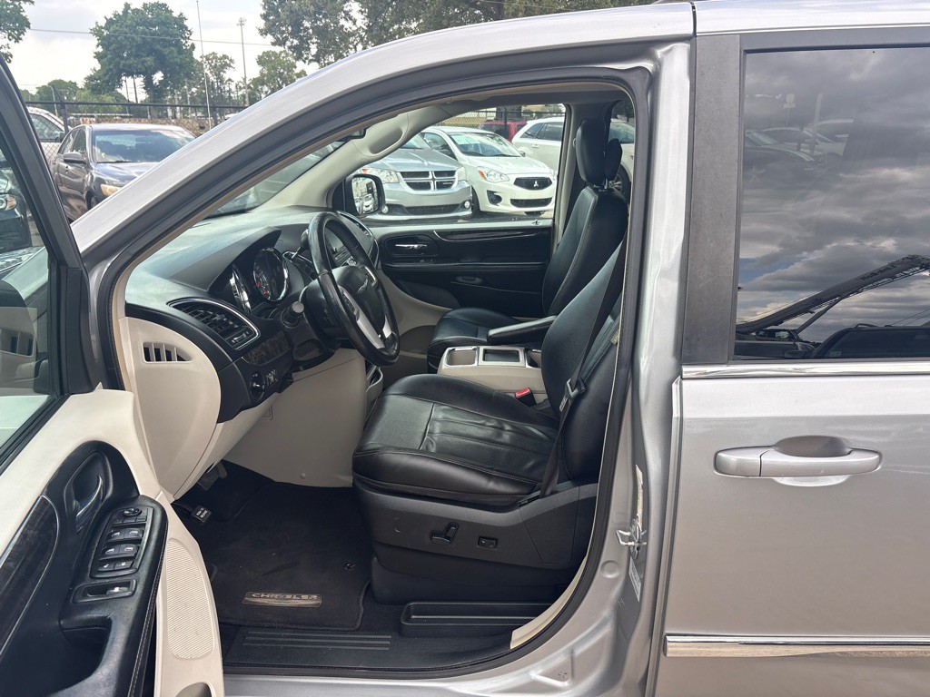 2015 Chrysler Town & Country Image 9