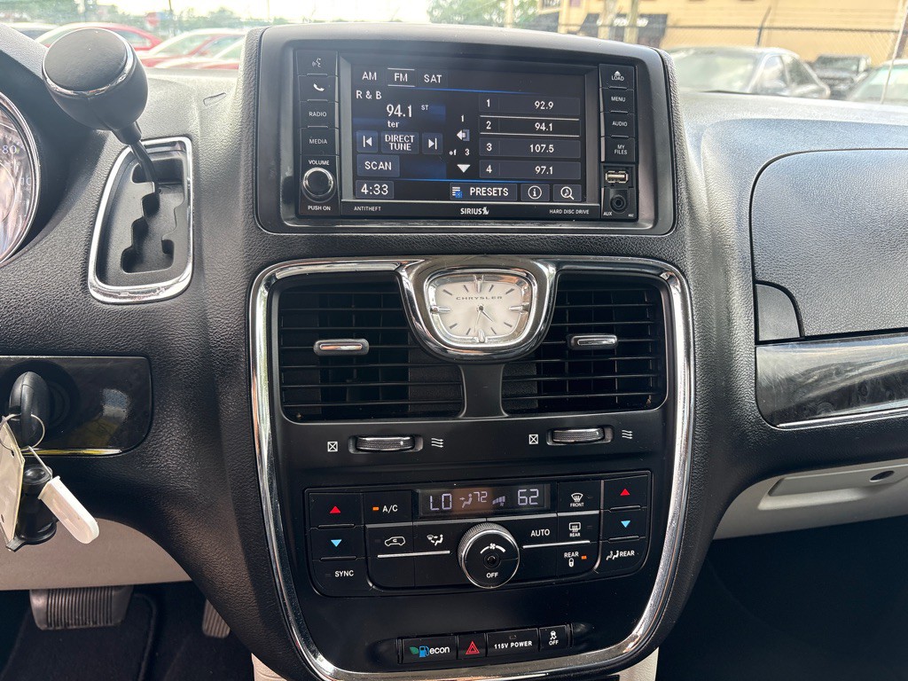 2015 Chrysler Town & Country Image 11