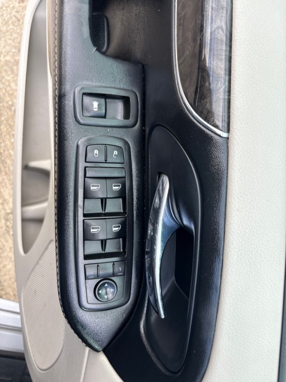 2015 Chrysler Town & Country Image 14