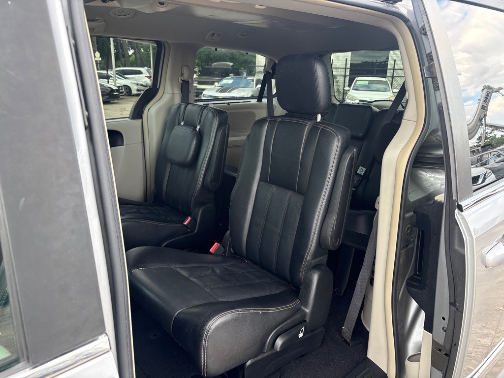 2015 Chrysler Town & Country Image 15