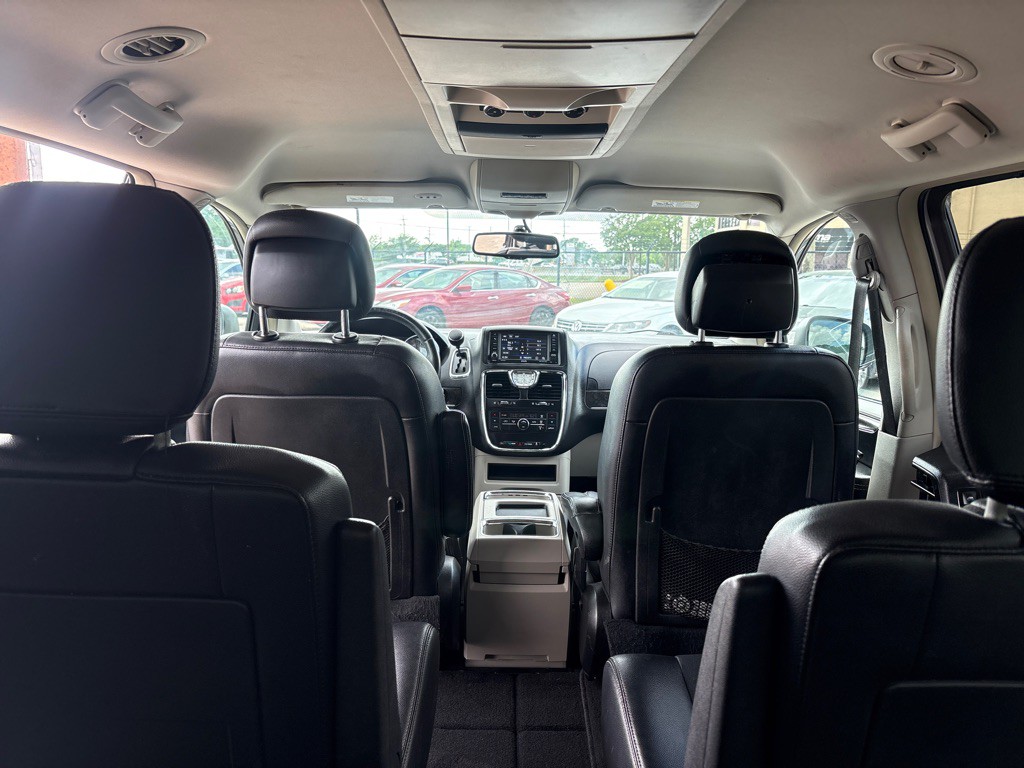2015 Chrysler Town & Country Image 16