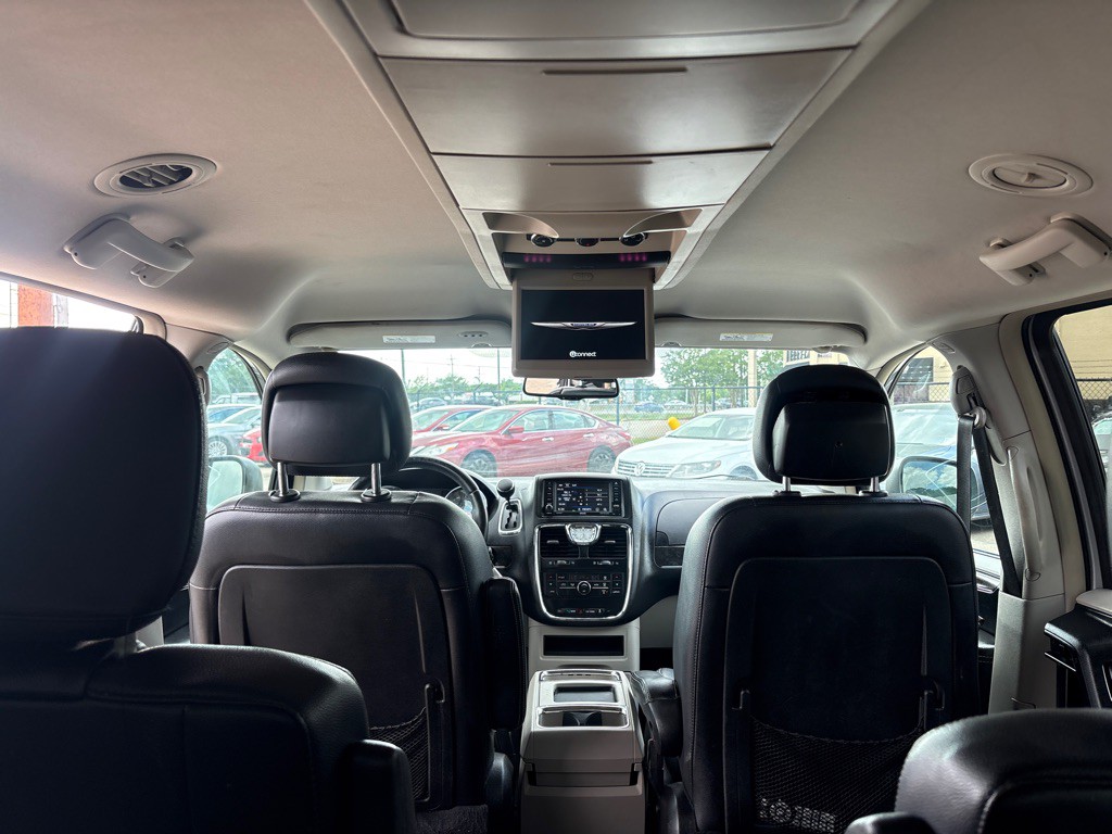 2015 Chrysler Town & Country Image 17