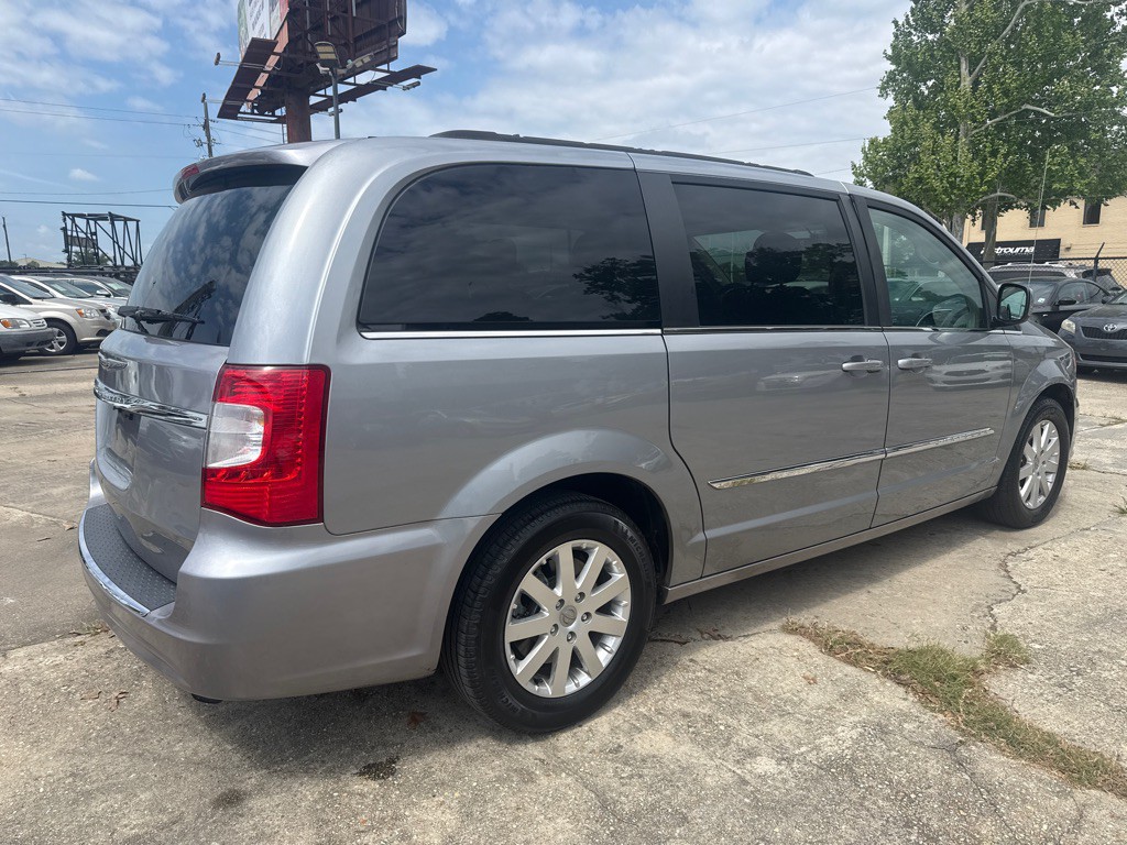 2015 Chrysler Town & Country Image 25