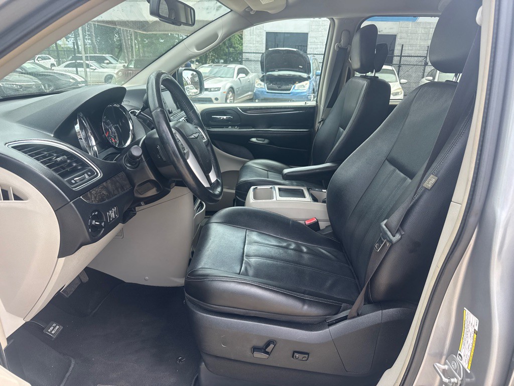2015 Chrysler Town & Country Image 29