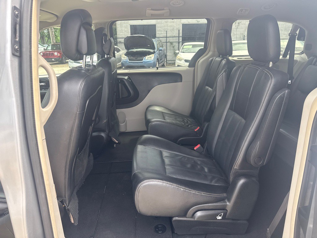 2015 Chrysler Town & Country Image 30