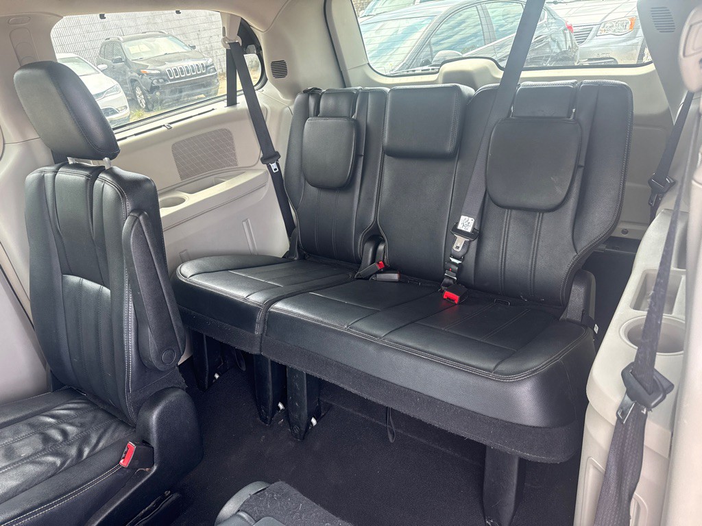 2015 Chrysler Town & Country Image 31