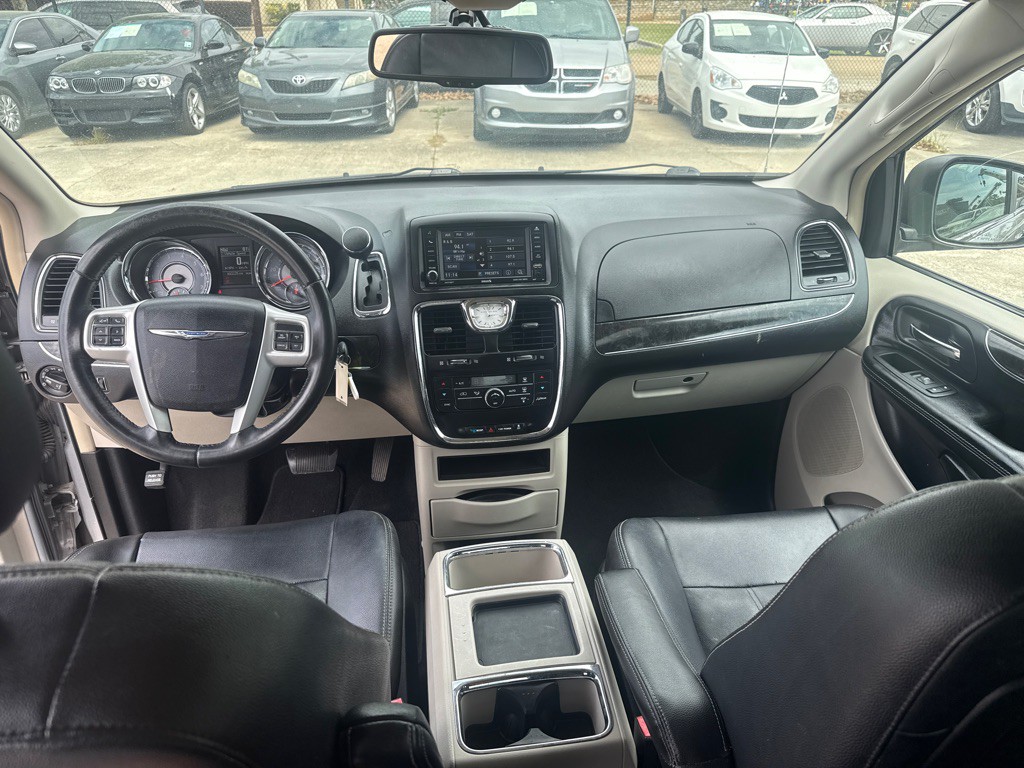 2015 Chrysler Town & Country Image 32