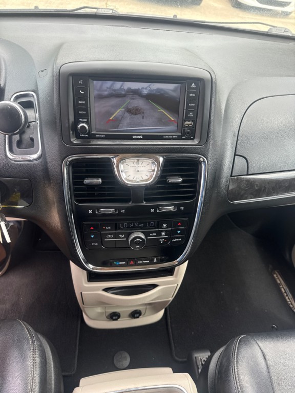 2015 Chrysler Town & Country Image 34