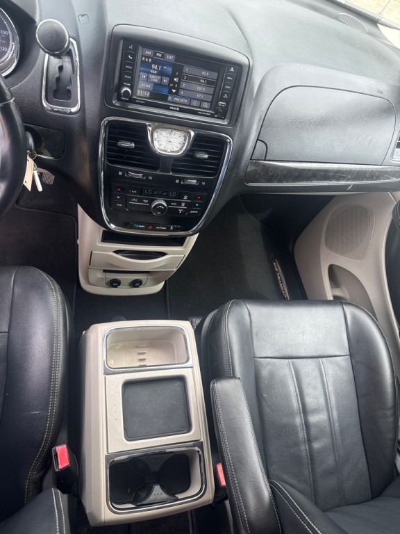 2015 Chrysler Town & Country Image 35