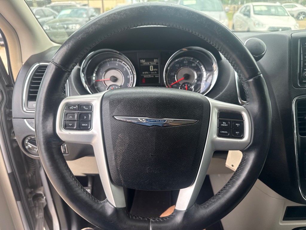 2015 Chrysler Town & Country Image 36
