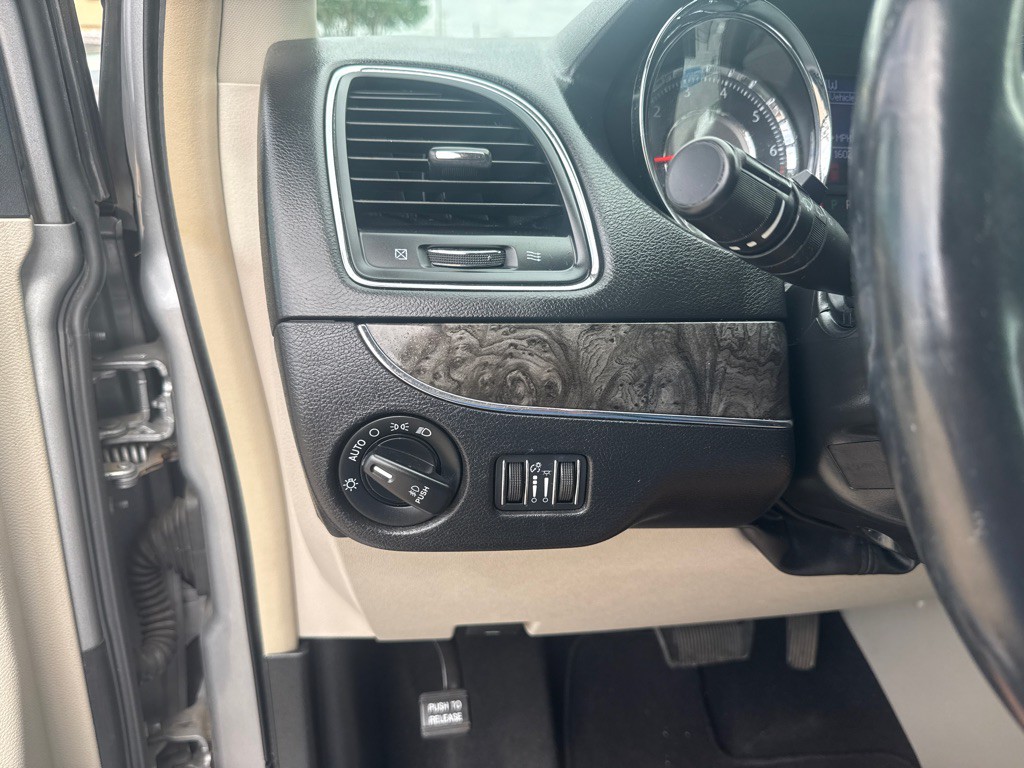 2015 Chrysler Town & Country Image 38