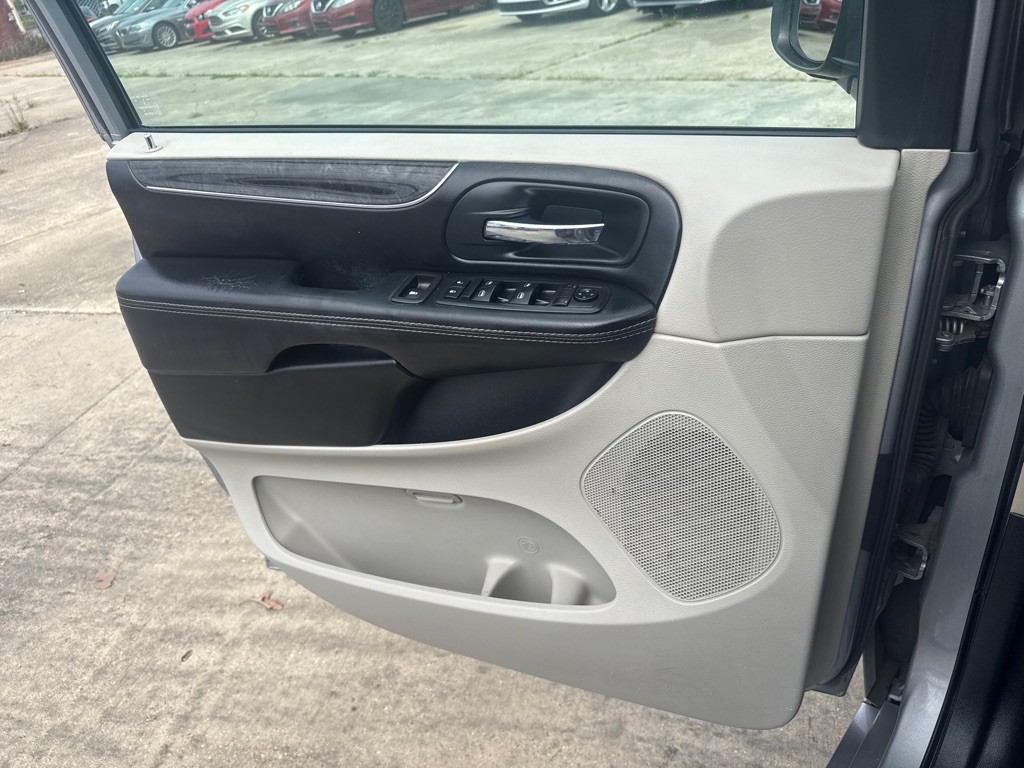 2015 Chrysler Town & Country Image 39